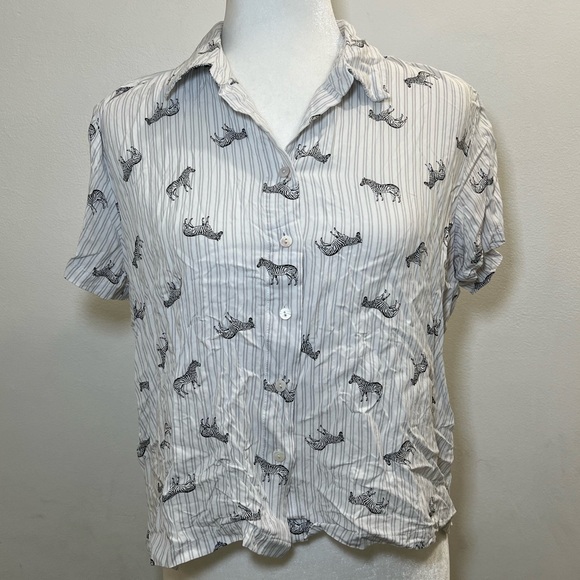 Jane + Delancey Zebra semi cropped blouse EUC Size M - Picture 3 of 6